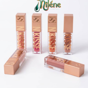 BLUSH SUN KISSER est délicatement pigmenté. Sa texture douce et légère se fond parfaitement sur la peau pour un fini naturel, lumineux et longue tenue.