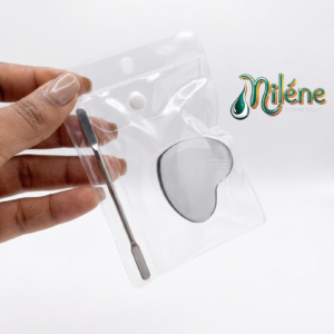 PALETTE DE MELANGE FOND DE TEINTindispensable pour toute passionnée de maquillage ou professionnelle. L’outil secret pour un teint sur-mesure et une hygiène irréprochable. Ne mélangez plus vos produits sur le dos de votre main !