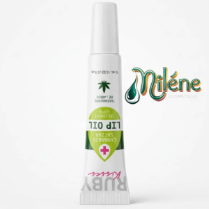 LIP OIL RUBY KISSES booste l'hydratation de vos lèvres. Ce dernier combine la puissance réparatrice de l'huile de Cannabis avec la brillance d'un gloss haute qualité. Sa texture riche et fondante agit comme un véritable pansement d'hydratation