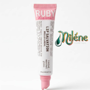 LIP SALVATION de RUBY KISSES est plus qu’un simple gloss, c’est un véritable sauveur pour votre sourire. Infusé au menthol pour un effet repulpant et rafraîchissant immédiat, il laisse vos lèvres ultra-brillantes sans coller.
