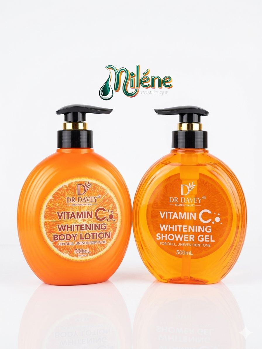 LAIT & GEL DE DOUCHE Dr DAVEY VITAMIN C Dites adieu au teint terne et aux irrégularités. Découvrez le pouvoir revitalisant de la Vitamine C avec le duo inséparable de chez Dr. Davey, conçu pour transformer votre rituel de douche en une véritable cure de lumière. Le Gel Douche (Shower Gel - 500ml) : Un nettoyage rafraîchissant qui réveille votre peau. Sa formule riche en vitamine C élimine les impuretés tout en préparant votre épiderme à recevoir son soin. 2. Le Lait Corporel (Body Lotion - 500ml) : Une texture soyeuse qui pénètre en profondeur pour unifier le teint, hydrater intensément et apporter ce fini "glowy" tant recherché.
