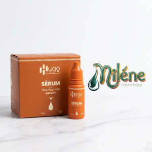 SÉRUM à la NIACINAMIDE de HUGO : Véritable couteau suisse de la cosmétique, ce sérum est l'ingrédient magique pour une peau lisse, uniforme et sans imperfections. Aide à réduire l'apparence des boutons et resserre visiblement les pores dilatés. Estompe les taches pigmentaires et les rougeurs pour un teint plus homogène et radieux. Renforce la barrière cutanée et maintient l'hydratation tout en régulant l'excès de sébum. a niacinamide (vitamine B3) est reconnue pour aider à estomper les taches pigmentaires et les marques laissées par les imperfections. La niacinamide n'est pas un agent blanchissant comme l'hydroquinone ou d'autres produits décapants.