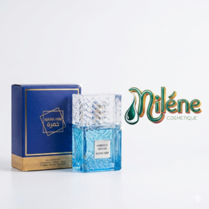 KHAMRA’S WATER- MARK HIM est la fragrance idéale de l'homme moderne, audacieux et charismatique. Une ouverture intensément vibrante et aquatique, qui évolue vers des notes boisées et aromatiques pour un équilibre parfait entre fraîcheur marine et sensualité masculine. Son flacon en verre ciselé d'un bleu lagon éclatant et son écrin bleu roi et doré reflètent à la perfection le prestige et la puissance de sa fragrance.