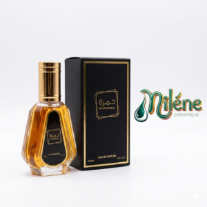 PARFUM KHAMRAH est un véritable chef-d'œuvre oriental, conçu pour ceux et celles qui osent marquer les esprits. Une alliance somptueuse de notes de dattes, de cannelle et de vanille, enveloppée par la profondeur de l'ambre et du bois précieux. Sa concentration en Eau de Parfum garantit une tenue exceptionnelle sur la peau pour vous accompagner avec élégance tout au long de la journée et de la nuit. Affirmez votre sensualité et votre charisme avec ce trésor olfactif de 50 ml.