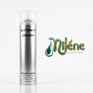 LAQUE FIXATEUR BUTTERFLY SHADOW : Verrouille instantanément vos brushings, chignons, tresses ou boucles pour une tenue longue durée qui résiste au vent et à l'humidité. Fixe sans cartonner, sans alourdir et ne laisse aucun résidu blanc dans les cheveux. Sa brume légère se répartit uniformément pour figer votre style en un clin d'œil. S'élimine très facilement au brossage ou au premier shampooing, sans abîmer la fibre capillaire. Adoptez le réflexe des pros grâce à son maxi format ultra-généreux de 600 ml !