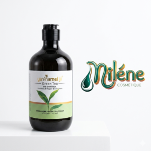 LOTION YAN NAMEI JI, ce toner grand format à base de thé vert du Sri Lanka est le sauveur des peaux mixtes à grasses. Grâce à sa formule triple action Oil-Control, Soothing & Repair, Anti-Acne, il prend soin de votre visage en douceur au quotidien. Calme les rougeurs et aide la barrière cutanée à se régénérer. Une action anti-acné efficace pour retrouver une peau saine et clarifiée. Conçu spécifiquement pour réguler la production de sébum tout en réparant la peau, ce toner apaise instantanément les irritations liées à l'acné. Son généreux format de 500 ml vous garantit une routine fraîcheur durable pour un teint matifié, net et équilibré jour après jour.