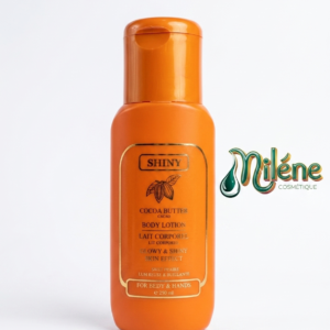 LAIT DE CORPS SHINY : ffrez à votre peau le soin riche et réconfortant qu'elle mérite. Le lait corporel SHINY au Beurre de Cacao est le secret d'une peau intensément nourrie et irrésistiblement lumineuse. Une texture onctueuse qui pénètre rapidement pour une peau souple toute la journée. Enrichi en pur beurre de cacao pour hydrater en profondeur les mains et le corps.