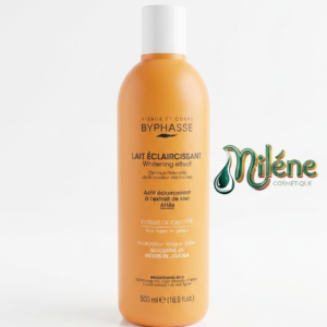 LAIT DE CORPS BYPHASSE, un soin complet conçu pour estomper les taches tout en apportant une dose maximale d'hydratation et de lumière. Un complexe actif puissant qui diminue l'intensité de la couleur des taches et stimule le renouvellement cellulaire pour un teint clarifié. Extrait de Carotte : L'allié idéal pour booster l'éclat de la peau et offrir un effet bonne mine naturel. Hydratation Longue Durée (Glycérine 4% & Esters de Jojoba) : Nourrit intensément la peau en maintenant son hydratation sans laisser de film gras.