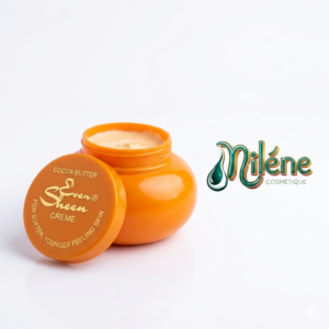 CRÈME EVEN SHEEN Enrichie en beurre de cacao pur, cette formule onctueuse pénètre en profondeur pour nourrir intensément et redonner à votre peau tout son éclat naturel. Conçue pour lutter contre la sécheresse cutanée, elle enveloppe votre corps d'un voile protecteur et parfumé tout au long de la journée.