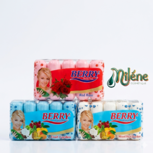 SAVON BERRY BEAUTY SOAP : Que vous soyez fan de la romance des roses ou de l'énergie des fruits exotiques, nos savons vous offrent une expérience sensorielle unique et une mousse onctueuse pour une peau éclatante. Un format généreux pour que chaque membre de la famille trouve son parfum préféré.
