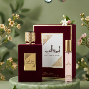 PARFUM AMEERAT AL ARABA, Ce coffret d'exception comprend une généreuse bouteille d'Eau de Parfum de 100 ml pour votre rituel quotidien, accompagnée d'un format de voyage "Natural Spray" de 20 ml, idéal pour vous parfumer à tout moment de la journée. Ce chef-d'œuvre s'expose fièrement sous le titre inspirant de "L'Essence de l'Arabie". Installé sur un élégant socle de marbre vert et entouré de délicates fleurs blanches et de boutons de rose, il incarne le raffinement à l'état pur.