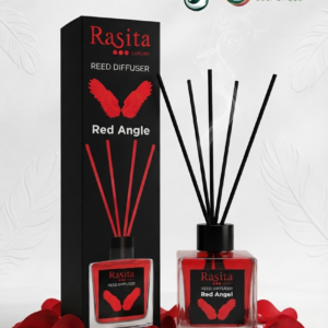 DIFFUSEUR RED ANGEL de RASITA: Un flacon transparent qui laisse entrevoir un élixir rouge passion, surmonté de tiges noires minimalistes. Les bâtonnets en fibre distribuent délicatement et durablement une fragrance envoûtante. Parfait pour créer une atmosphère chaleureuse, accueillante et luxueuse chez vous.