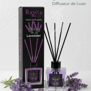 DIFFUSEUR RASITA : Offrez à votre intérieur un moment de détente absolue. Le diffuseur d'ambiance Rasita Luxury Lavender exhale les effluves authentiques de la lavande pour instaurer une atmosphère calme, sereine et propice à la relaxation dans votre chambre ou votre salon. Présenté dans son flacon en verre élégant teinté de violet, il allie esthétisme raffiné et bien-être olfactif