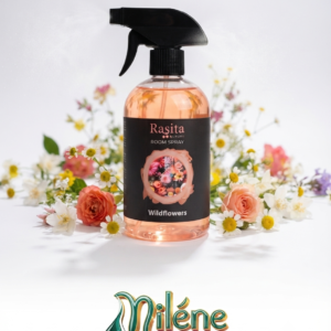 PARFUM CHAMBRE RASITA : une brume parfumée délicate présentée dans un flacon vaporisateur élégant. Ce spray d'ambiance haut de gamme capture l'essence pure et rafraîchissante des fleurs sauvages. Avec sa couleur rosée subtile et son bouquet équilibré, il transforme instantanément l'atmosphère de n'importe quelle pièce, y apportant une touche de nature sauvage et de sophistication.