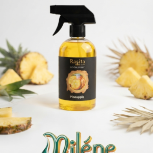 PARFUM CHAMBRE RASITA : Une fragrance fruitée, sucrée et dynamisante qui capture l’essence pure d’un ananas juteux pour illuminer instantanément l’ambiance de votre maison. Un élixir doré logé dans un flacon épuré, surmonté de ses tiges de diffusion noires très tendances. Une diffusion constante et délicate pour parfumer durablement vos pièces de vie.
