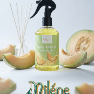 PARFUM DR CHAMBRE au MELON de RASITA: Une brume d’ambiance ultra-gourmande et désaltérante qui capture à la perfection l’arôme sucré et ensoleillé d’un melon mûr à point. Son format spray pistolet permet de rafraîchir une pièce, des tissus d’ameublement ou d’éliminer les mauvaises odeurs en quelques secondes. Une note de melon douce, fruitée et intensément relaxante pour une maison qui sent bon les vacances.