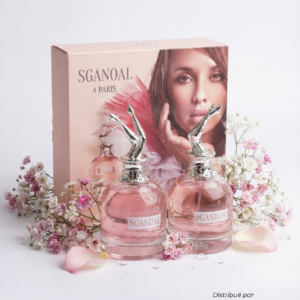 Coffret de 2PARFUMS SGANOAL A PARIS célèbre la femme libre, chic et irrésistiblement provocante. Avec ses bouchons sculptés emblématiques et ses notes florales gourmandes, cette fragrance apporte une touche de folie et de séduction à chacun de vos pas. Faites sensation partout où vous passez. Distribué par Milène Cosmétique.
