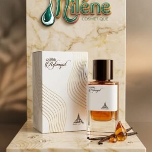 PARFUM RIFAAQAT de PARIS CORNER, Un mélange envoûtant de vanille ambrée et de notes épicées riches, créant un parfum d'une douceur chaleureuse et captivante. Une eau de parfum concentrée qui vous enveloppe d'un voile élégant tout au long de la journée. Un flacon épuré en verre transparent avec un étui moderne rehaussé de lignes dorées raffinées.