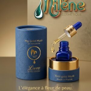 MY GOLD MUSK VIP, une huile parfumée d'exception (Gamme Lovers par Firdaus Natural Group) conçue en France pour offrir une expérience olfactive rare, pure et précieuse. Soin Concentré & Sans Alcool : Une formule riche sous forme d'huile précieuse qui se fond délicatement sur la peau pour un sillage intense et durable. Un flacon en verre bleu nuit protégé dans son étui cylindrique bleu et or d'une élégance absolue (15 ml – Made in France).