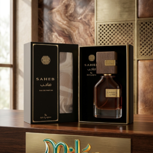 PARFUM SAHEB, une Eau de Parfum d'une sophistication rare qui allie puissance et caractère. Présentée dans un coffret noir et or d'un chic absolu avec son bouchon effet bois sculpté, cette création offre une expérience olfactive chaleureuse, noble et profondément envoûtante. Un flacon travaillé flanqué d'un coffret raffiné, parfait pour offrir ou se faire plaisir.
