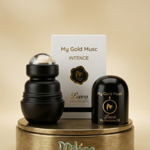 DEODORANT MY GOLD MUSK INTENSE, une eau de parfum d'exception conçue pour ceux qui ne laissent rien au hasard. Véritable bijou de la collection Lovers par Firdaws perfume group, cette fragrance puissante et sophistiquée est capturée dans un flacon roll-on noir mat, aussi élégant qu’intuitif.