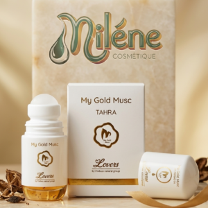 DEODORANT MY GOLD MUSC TAHRA Un parfum d'exception sous forme d'huile parfumée (roll-on) aux notes subtiles, gourmandes et envoûtantes qui subliment votre présence toute la journée. Un applicateur roll-on précis, idéal à glisser dans votre sac pour une retouche parfumée à tout moment. Une texture douce et concentrée qui laisse sur votre peau une empreinte élégante et une fraîcheur irrésistible. L'alliance parfaite entre délicatesse, tenue longue durée et prestige.