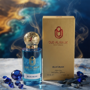 OUD AL MALIK: BLUE MUSK, un parfum d'exception à l'intensité captive et à l'élégance affirmée. Découvrez l'accord puissant du bois de oud, symbole de luxe et de mystère, magnifié par la profondeur sensuelle du musc bleu. Un parfum d'une tenue exceptionnelle, capturé dans un flacon aussi précieux qu’une gemme, couronné de son bouchon doré orné de filigranes.