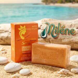 SAVON DE VISAGE MISS THAÏLANDE, nettoie en profondeur tout en apportant une douceur intense et un teint visiblement plus lumineux.  Haute Protection SPF 50 : Aide à protéger la peau des rayons du soleil et à prévenir l'apparition des taches.  Soin Testé Dermatologiquement : Une formule douce adaptée pour sublimer votre peau en toute sécurité (150 g). ✨ Un teint éclatant, hydraté et protégé à chaque utilisation.