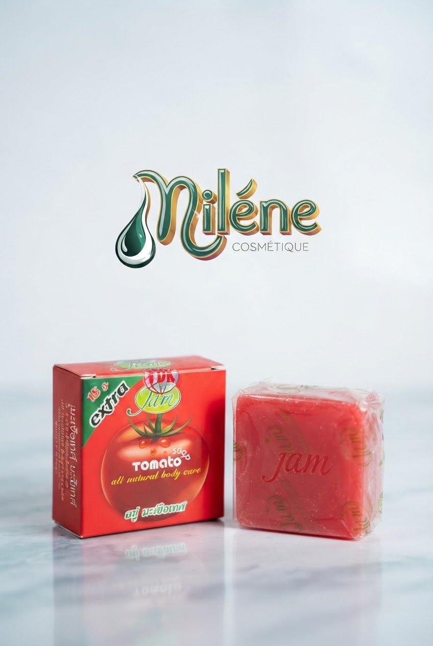 SAVON TOMATO SOAP de la marque JAM Formulé à base d'extraits naturels de tomate pour revitaliser et rafraîchir l'épiderme. Aide à raviver le teint et à procurer une sensation de peau saine et lumineuse. Prend soin de la peau en douceur tout en respectant l'équilibre corporel au quotidien.
