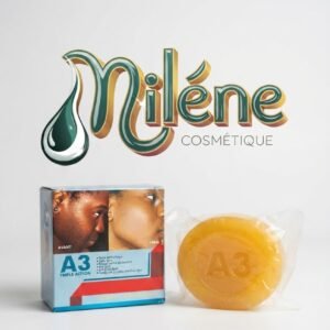 SAVON A3 TRIPLE ACTION : Ce puissant savon éclaircissant est formulé pour cibler les taches brunes, les imperfections et les irrégularités du teint. En seulement 7 jours, vous pouvez observer une peau visiblement plus claire, unifiée et éclatante de santé. Atténue l'apparence des taches et éclaircit le teint. Élimine en douceur les impuretés et les cellules mortes pour une peau nette. Laisse la peau douce et nourrie après chaque utilisation.